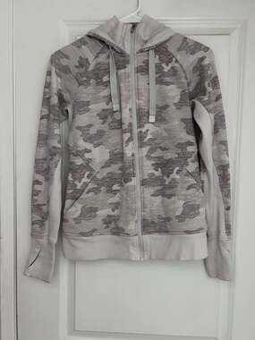 Athleta Triumph Printed Hoodie Full Zip Sweatshirt Grey Gypsum Camo Size XS